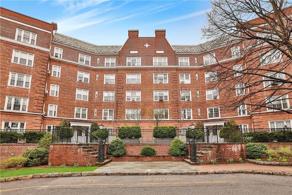 1 of 1 - 5 Midland Gardens # 2m, Bronxville, NY