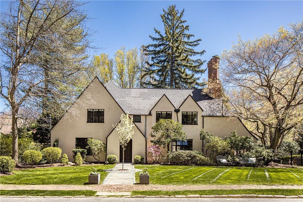 1 of 1 - 125 Park Avenue, Bronxville, NY