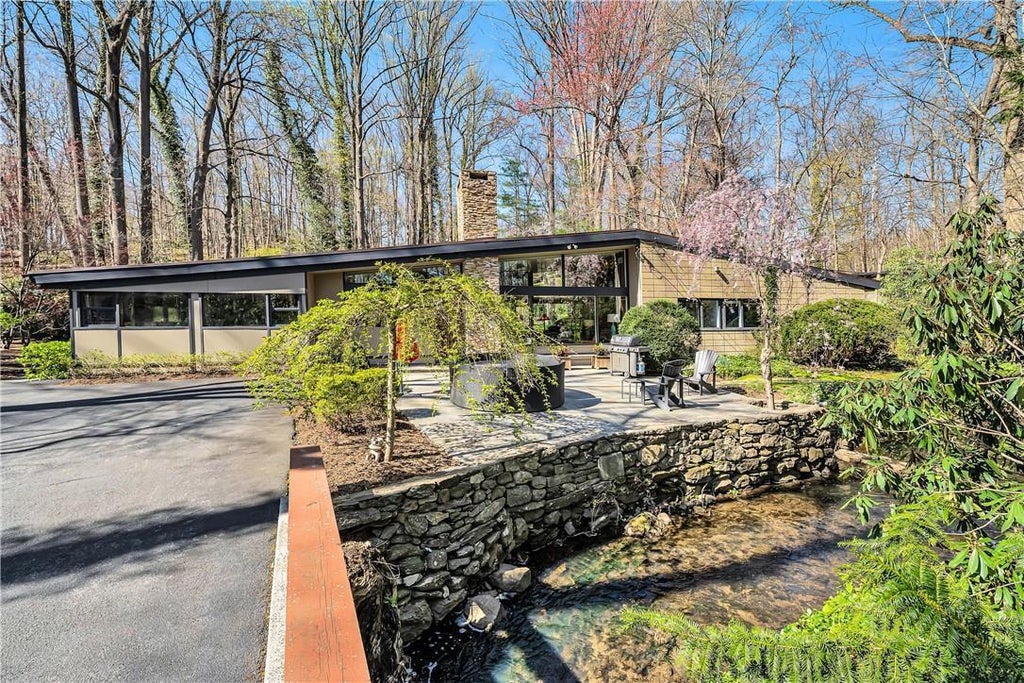 1 of 1 - 160 Hillair Circle, White Plains, NY