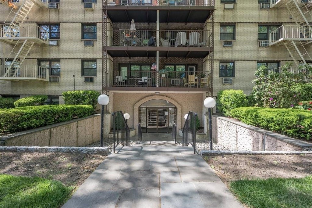 1 of 1 - 2241 Palmer Avenue # 3k, New Rochelle, NY