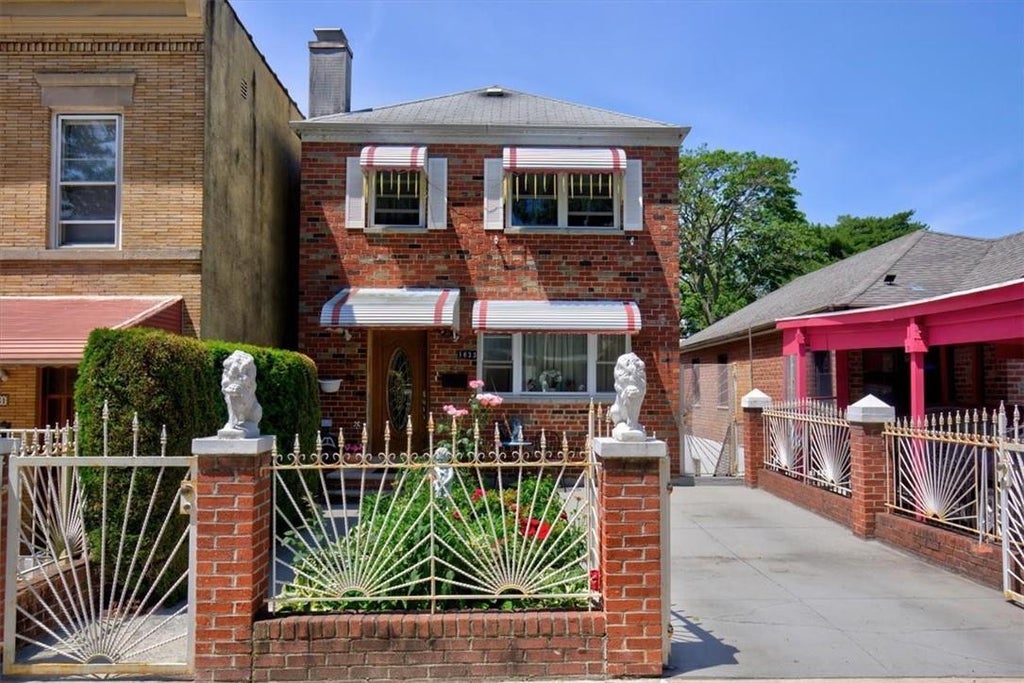 1 of 1 - 1833 Matthews Avenue, Bronx, NY
