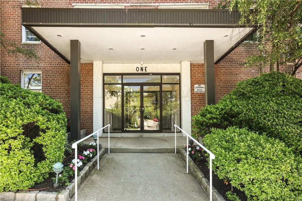 1 of 1 - 1 Oakridge Place # 4e, Eastchester, NY