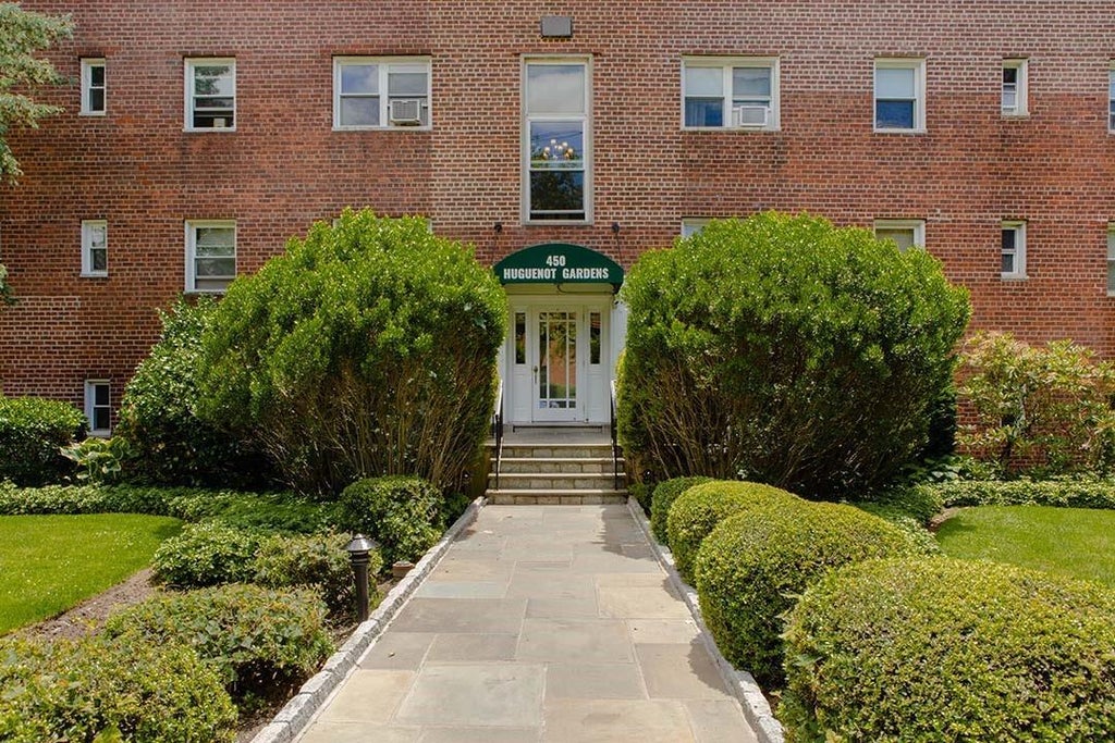 1 of 1 - 450 Pelham Road 3h, New Rochelle, NY