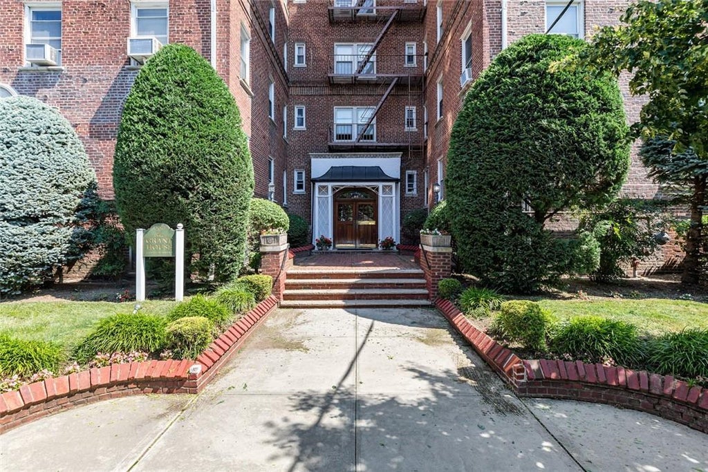 1 of 1 - 55 Grand Avenue # 4c, Rockville Centre, NY