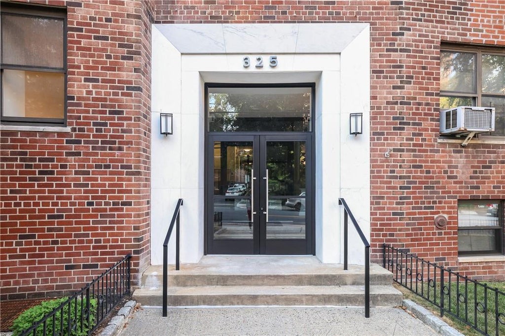 1 of 1 - 325 Main St. # 4h, White Plains, NY