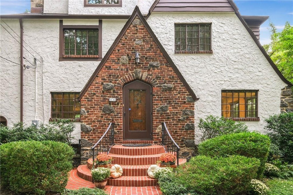 1 of 1 - 16 Devon Road, Larchmont, NY