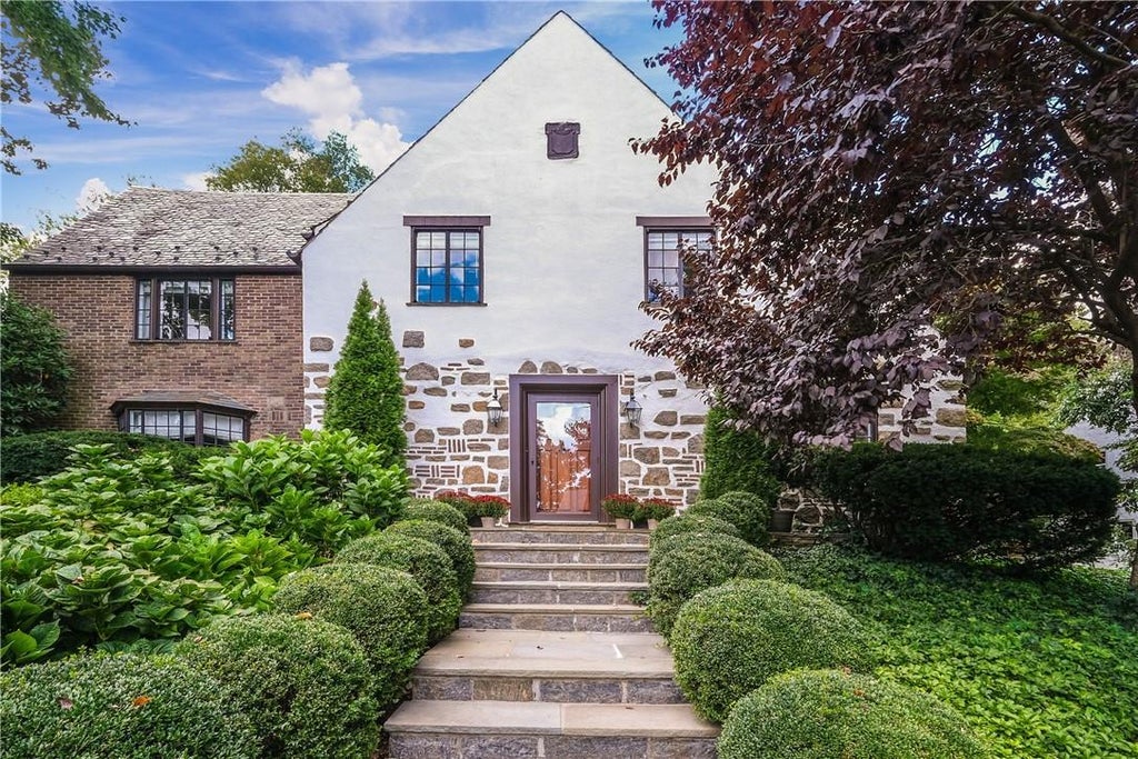 1 of 1 - 8 Cotswold Way, Scarsdale, NY
