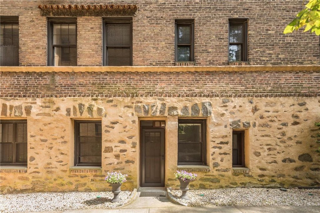 1 of 1 - 14 Chatsworth Avenue # 1h, Larchmont, NY