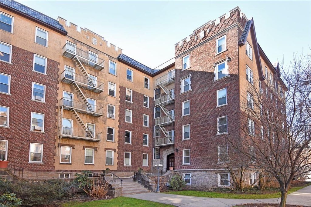 1 of 1 - 1430 Midland Avenue # 4b, Bronxville, NY