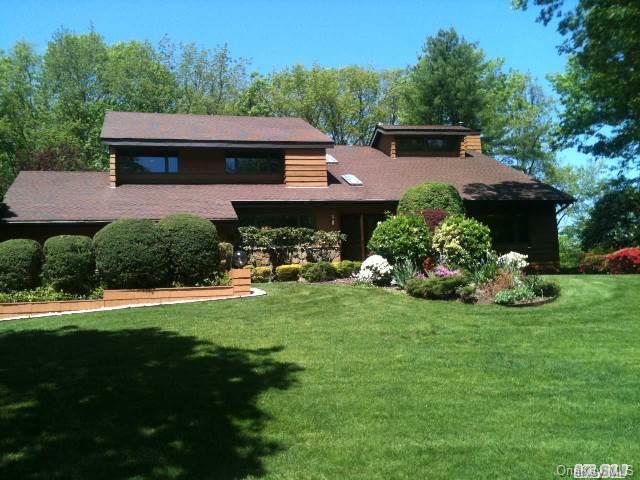 1 of 1 - 5 Woodfern Court, Dix Hills, NY