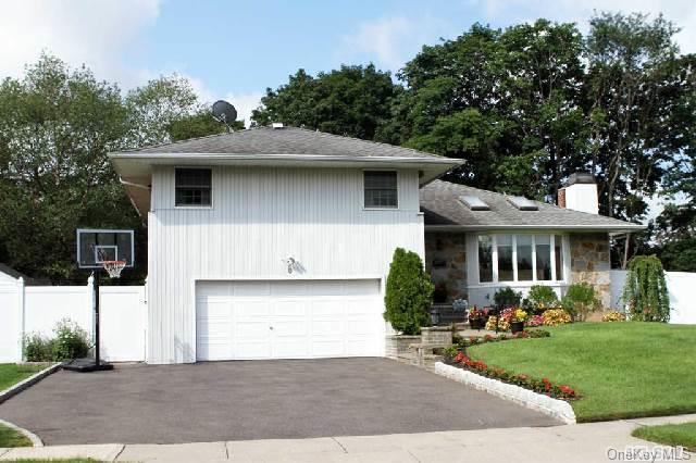 1 of 1 - 6 Wren Drive, Woodbury, NY