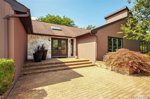 1 of 1 - 24 Cabriolet Lane, Melville, NY