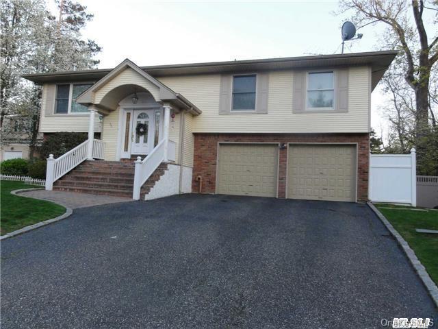 1 of 1 - 11 Lawrence Court, Syosset, NY