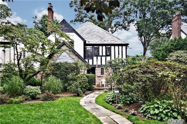 1 of 1 - 11 Marlborough Court, Rockville Centre, NY