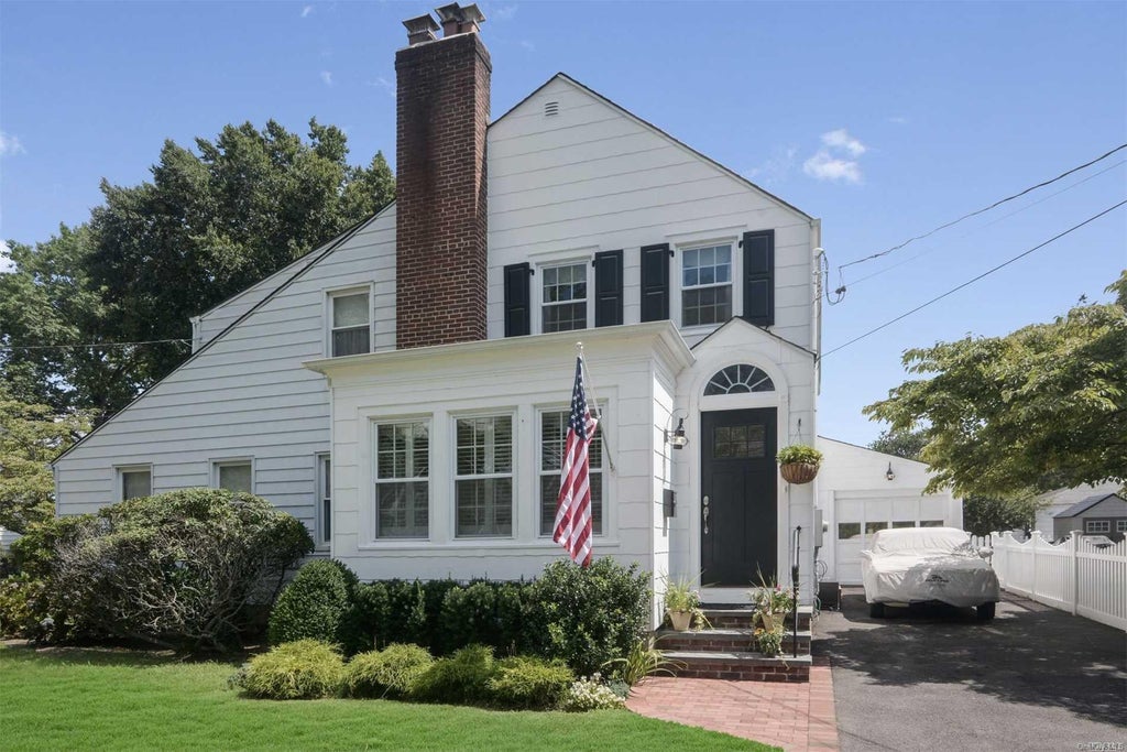 1 of 1 - 28 Carlton Terrace, Stewart Manor, NY
