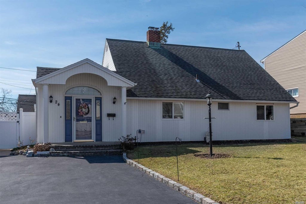 1 of 1 - 24 Wagon Lane, Levittown, NY