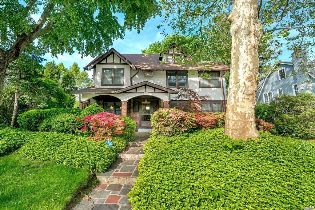 1 of 1 - 9 Spruce Place, Great Neck, NY