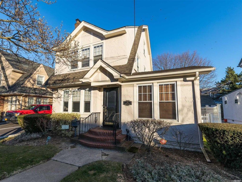 1 of 1 - 79 Tarence St., Rockville Centre, NY