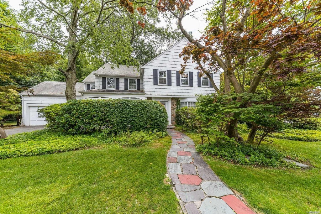 1 of 1 - 5 Woodgreen Place, Rockville Centre, NY