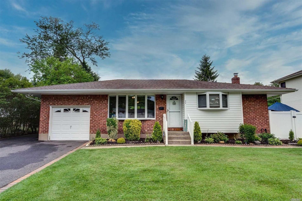 1 of 1 - 20 Valmont Lane, Commack, NY