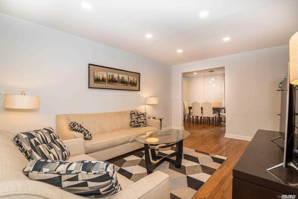 1 of 1 - 4 Edwards St. # 1g, Roslyn Heights, NY