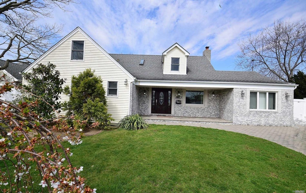 1 of 1 - 135 Greenway Road, Lido Beach, NY