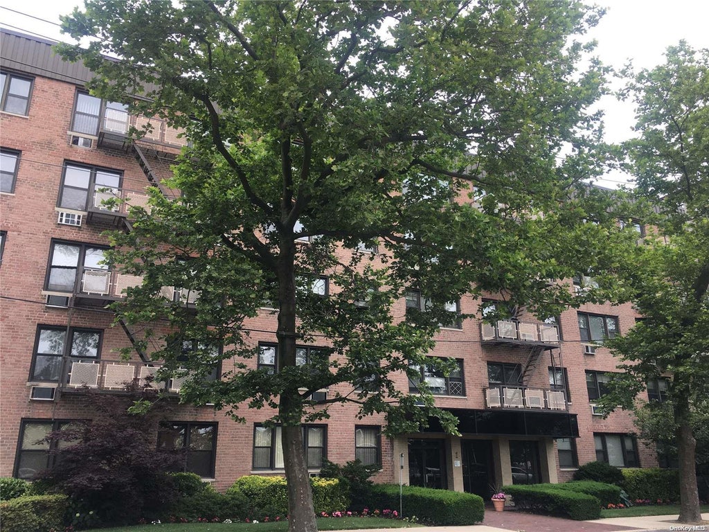1 of 1 - 1 Birchwood Court # 4g, Mineola, NY