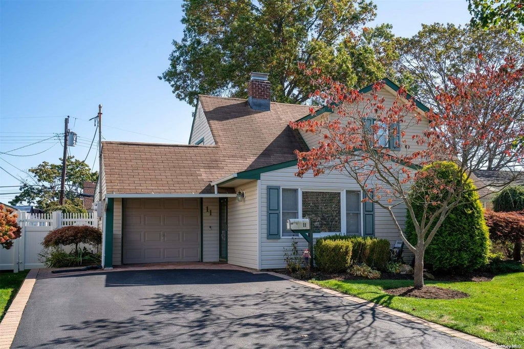 1 of 1 - 11 Rosewood Lane, Wantagh, NY