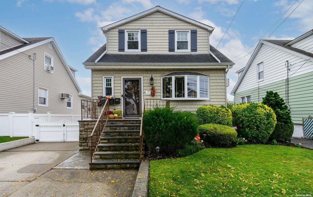 1 of 1 - 105 Brown St., Mineola, NY
