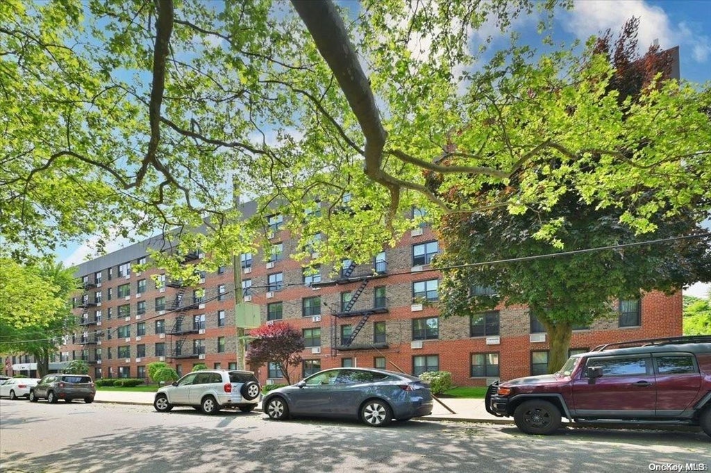 1 of 1 - 209-10 41 Avenue # 4u, Bayside, NY