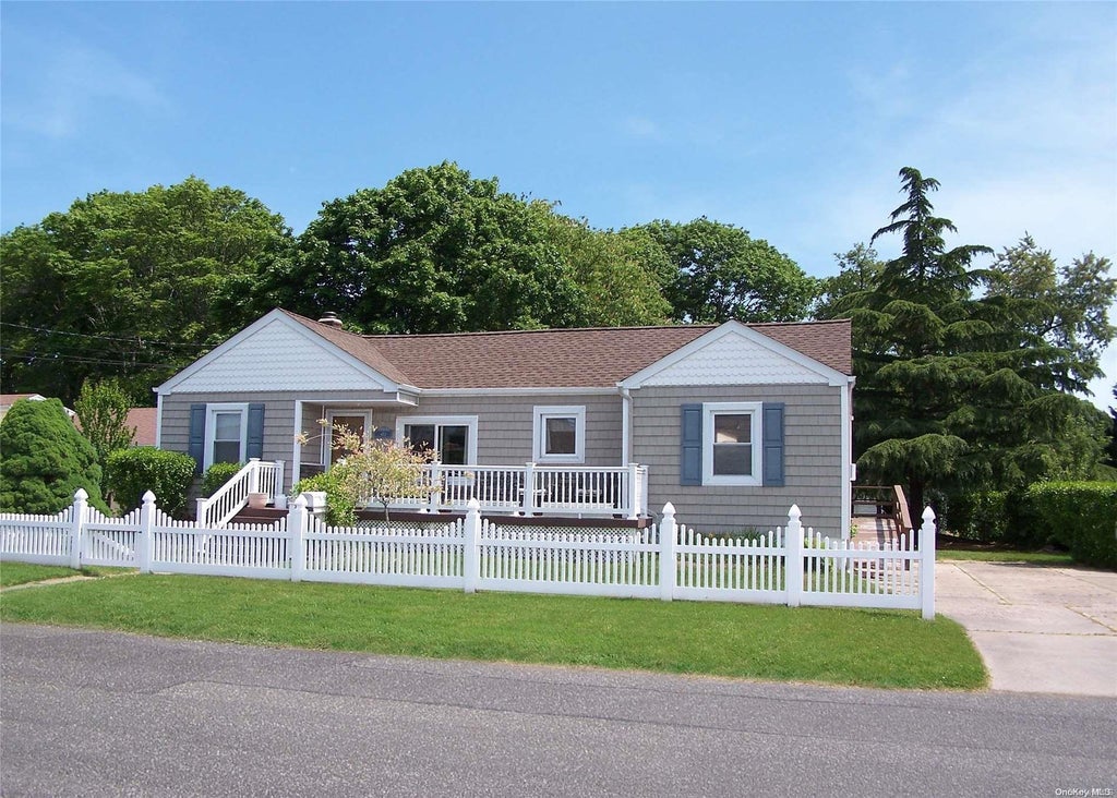 1 of 1 - 452 Putnam Avenue, Lindenhurst, NY