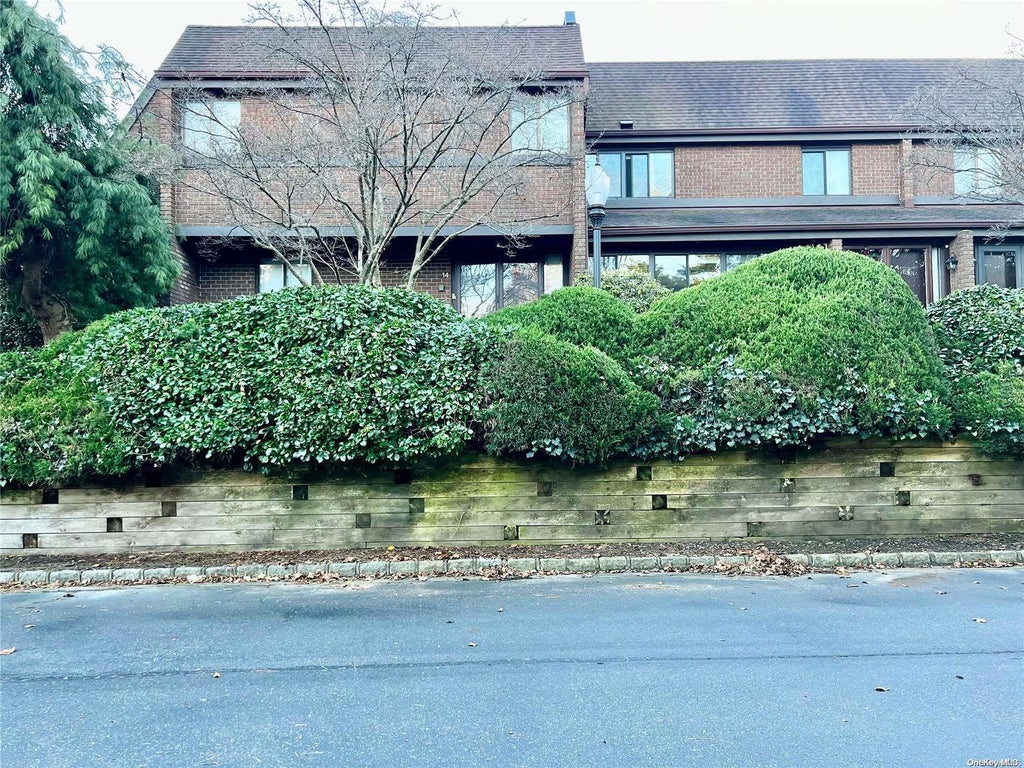 1 of 1 - 14 Acorn Ponds Drive # 14, Roslyn, NY