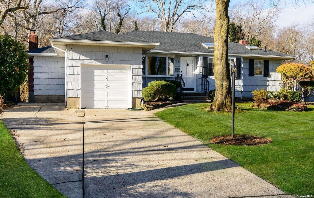 1 of 1 - 28 Crescent Place, Smithtown, NY