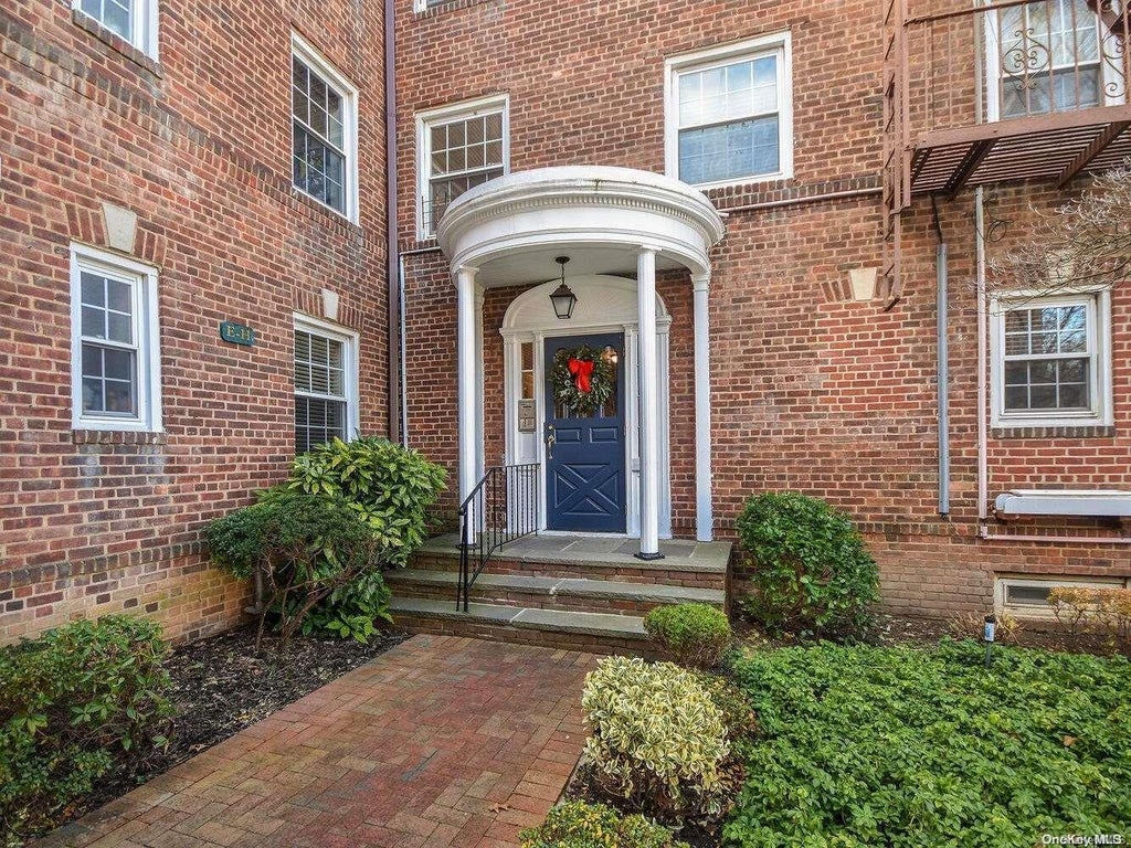 1 of 1 - 8 Welwyn Road 3f, Great Neck, NY