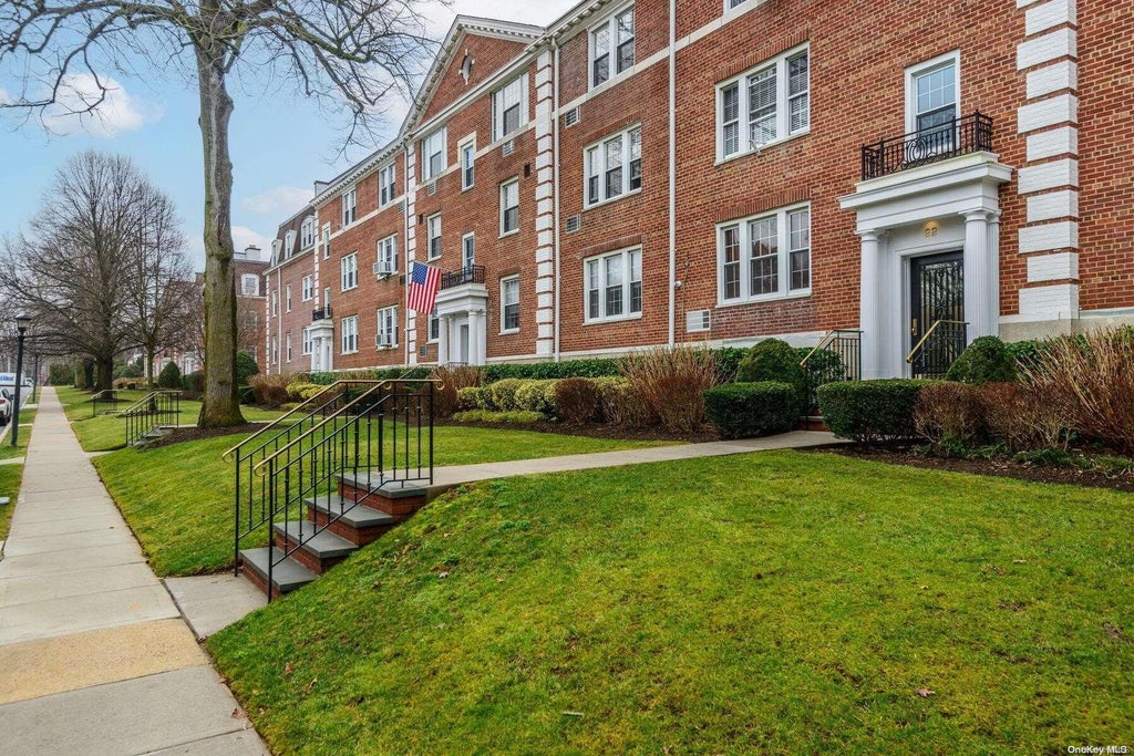 1 of 1 - 22 Hamilton Place # H3, Garden City, NY