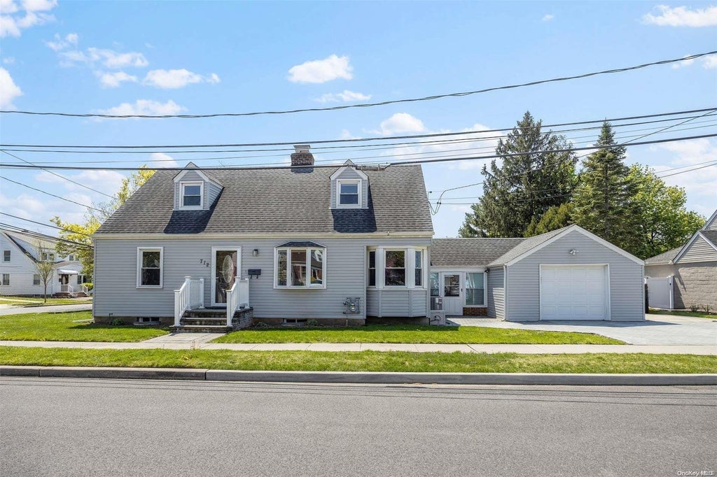 1 of 1 - 712 7th Avenue, New Hyde Park, NY