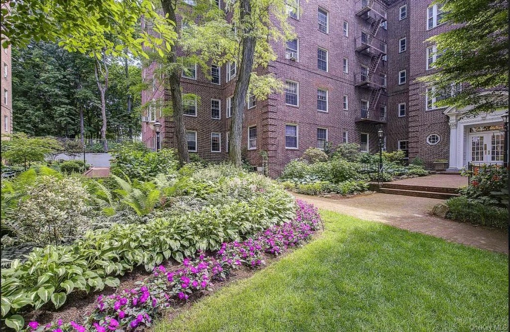 1 of 1 - 117-01 Park Lane South # C4c, Kew Gardens, NY