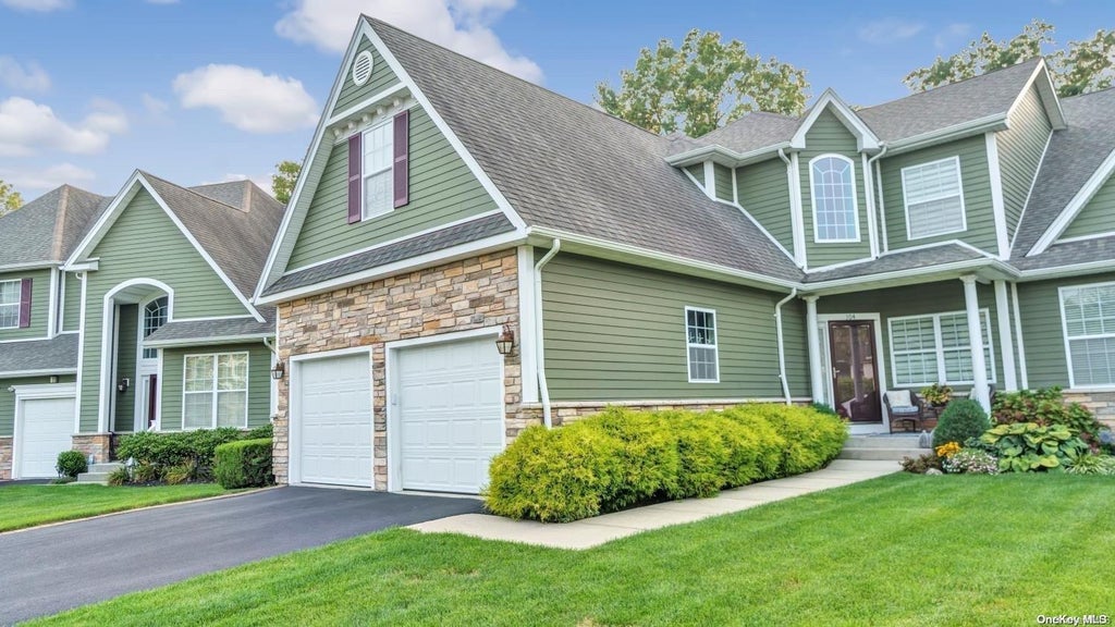 1 of 1 - 104 Victoria Place # 104, Melville, NY