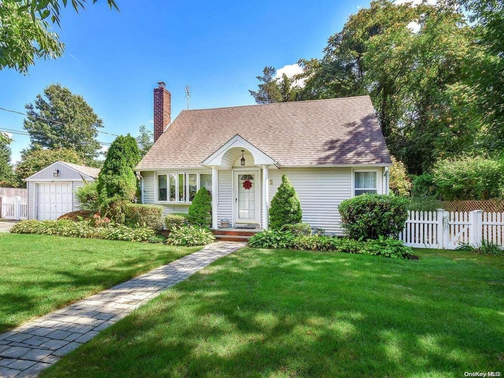 1 of 1 - 2 Foxcroft Road, Albertson, NY