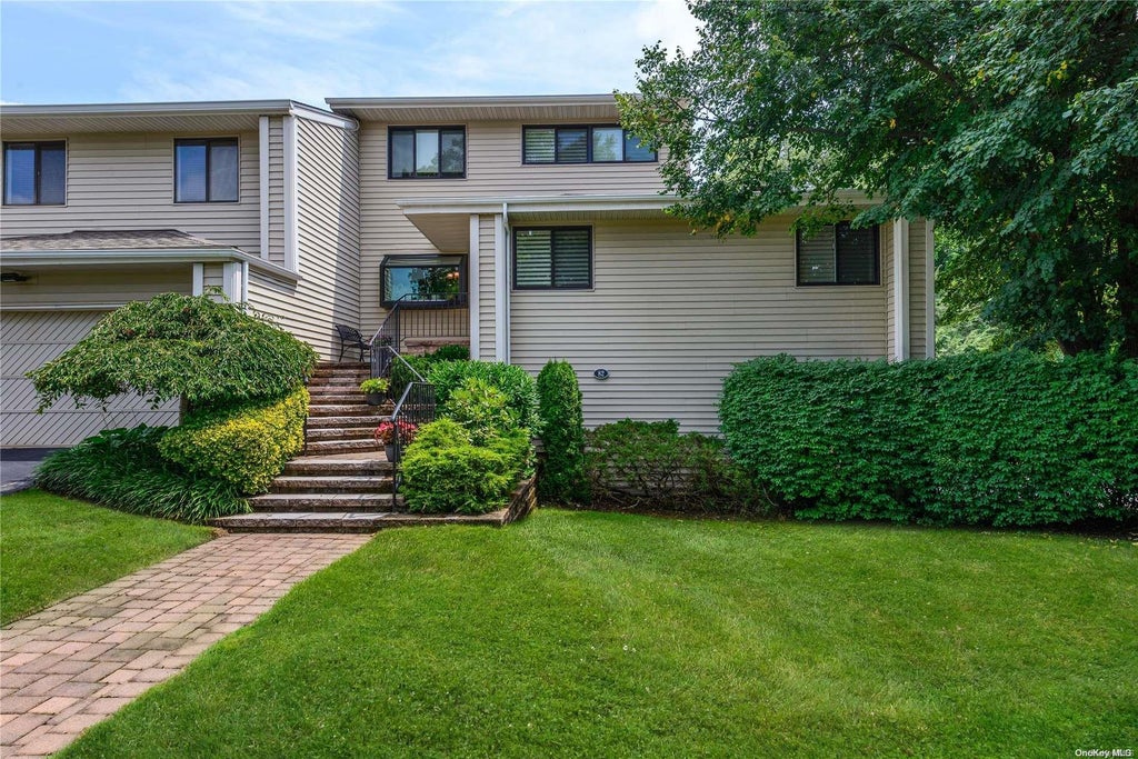 1 of 1 - 82 Chestnut Lane # 82, Woodbury, NY