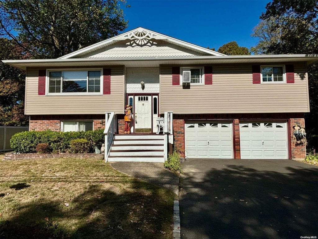 1 of 1 - 39 Pearl Court, Sayville, NY