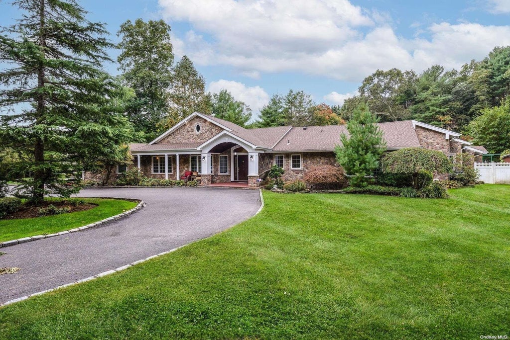 1 of 1 - 21 Spinning Wheel Lane, Dix Hills, NY