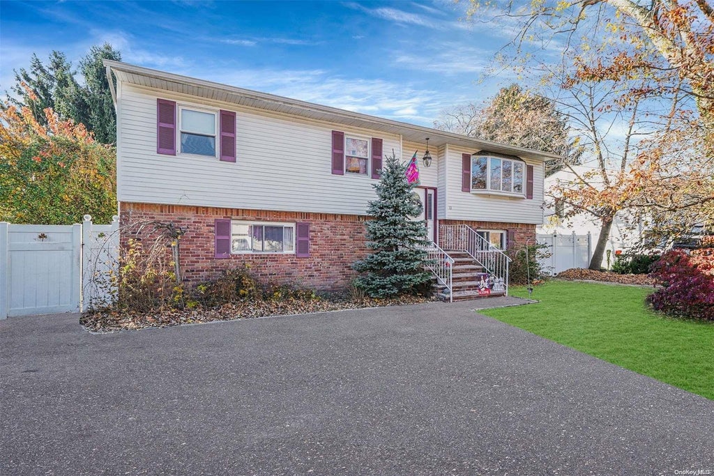 1 of 1 - 10 Martha Lane, Smithtown, NY