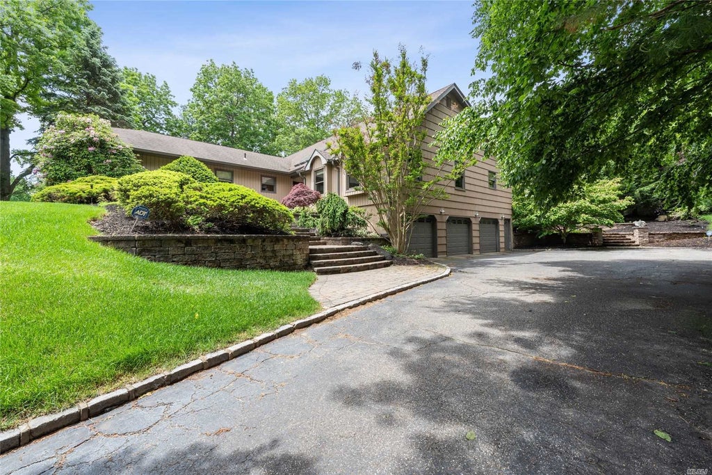 9 wandering way smithtown ny