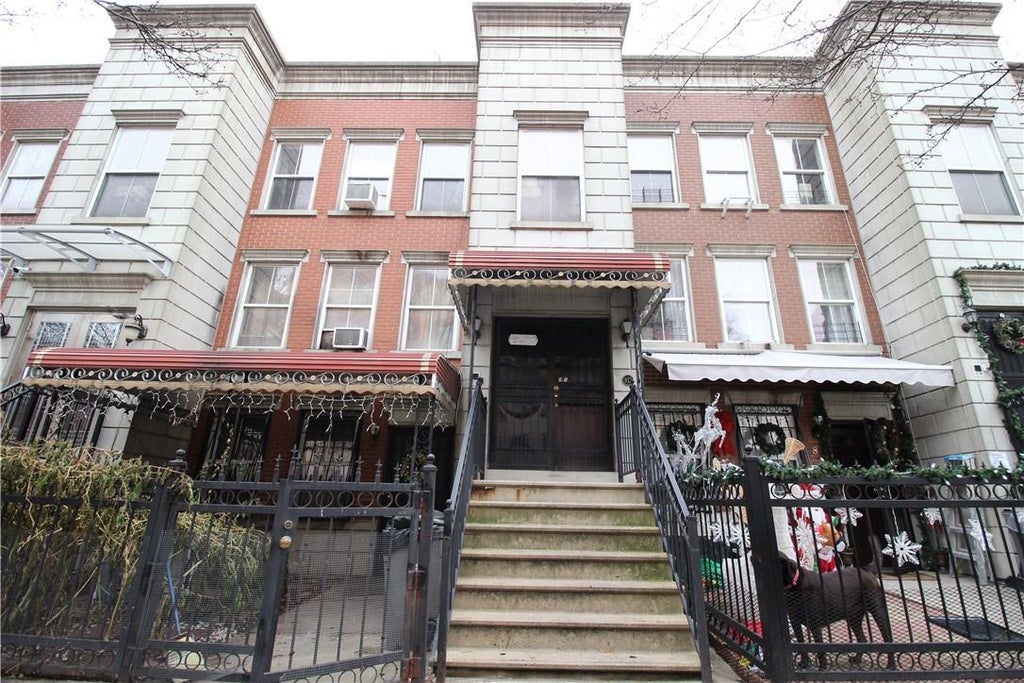 1 of 1 - 812 Courtlandt Avenue, Bronx, NY