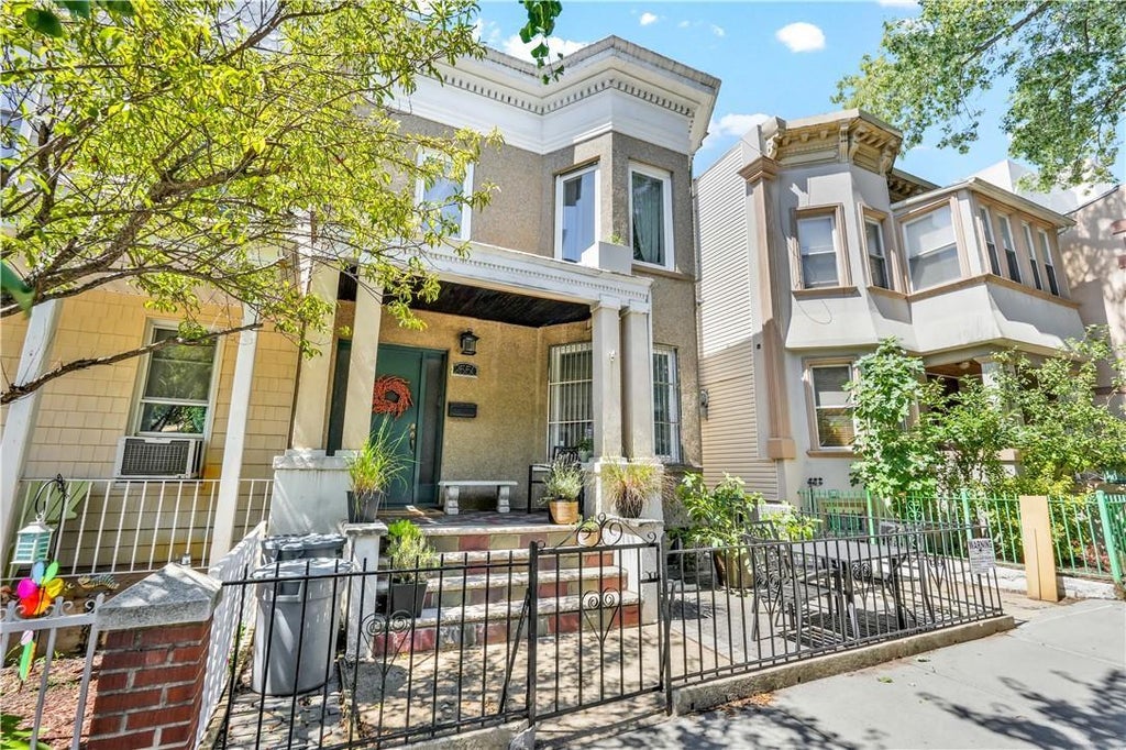 1 of 1 - 2550 37th St., Astoria, NY