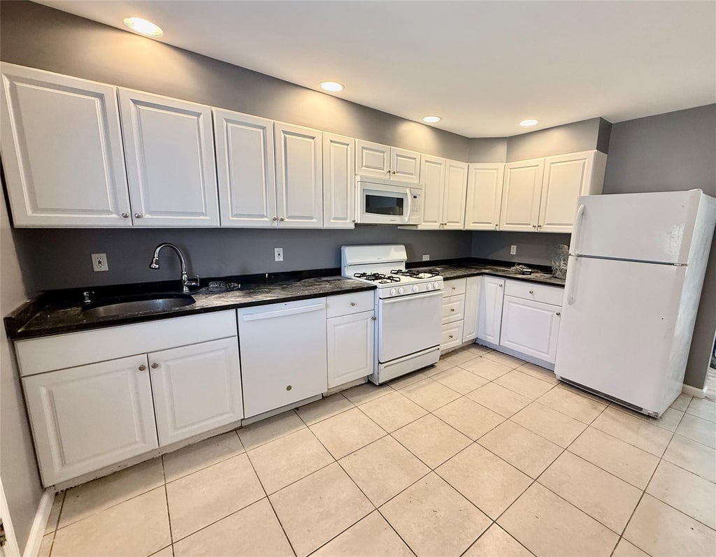 1 of 1 - 15-17 Montauk Place # 17, Oakdale, NY