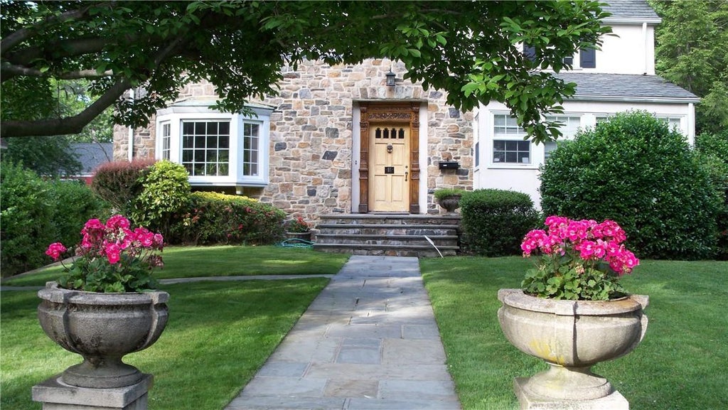 1 of 1 - 81 Woodlawn Avenue, New Rochelle, NY