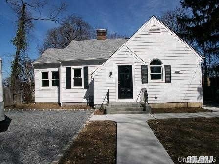1 of 1 - 8 Dumond Place, Glen Head, NY