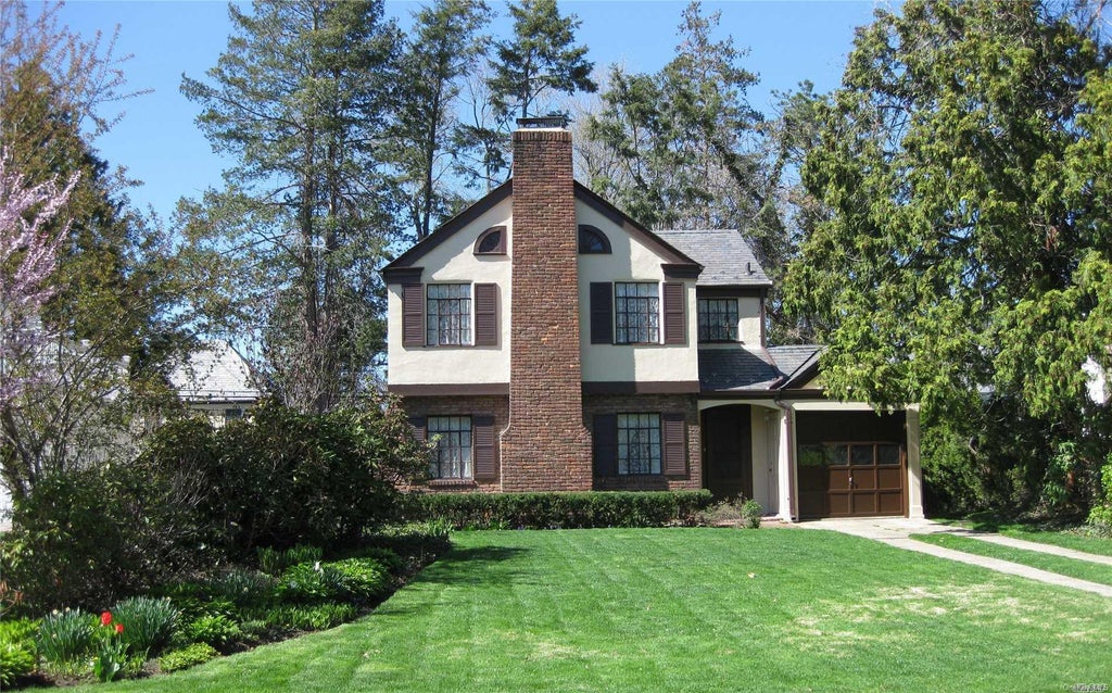 1 of 1 - 23 Stonehenge Road, Manhasset, NY